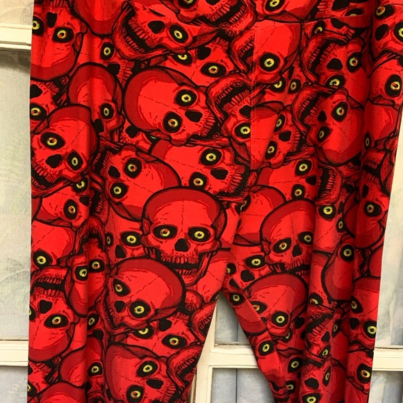 LuLaRoe Tall and Curvy Leggings, Halloween, Skulls, Polyester/Spandex. - Picture 2 of 4